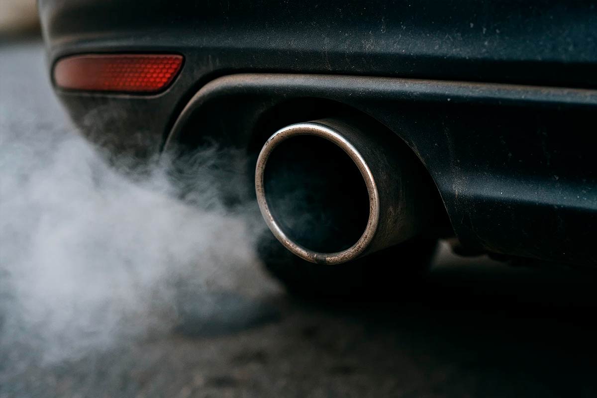 Свист, дребезг, запах выхлопа: что означает каждый симптом